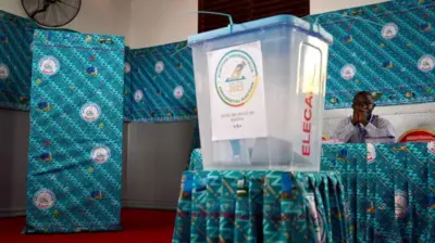 One man sidon wit box dem take dey count votes