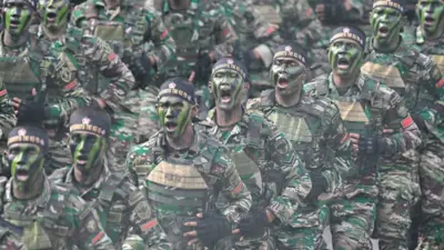 Personel TNI mengikuti perayaan HUT ke-79 Tentara Nasional Indonesia (TNI) di Banda Aceh pada 5 Oktober 2024.