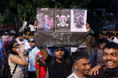 नीट परीक्षाको प्रश्नपत्र 'लीक' भएको विरोधमा शिक्षामन्त्री धर्मेन्द्र प्रधानको राजीनामा माग्दै संसद् मार्च गरिएका केही दिनपछि नयाँ दिल्लीको जन्तरमन्तरमा जापानी माङ्गा शृङ्खला 'वन पिस' को प्रतीक अङ्कित पोस्टर बोकेका कक्रोच जनता पार्टीका समर्थक, २३ जुलाई २०२६