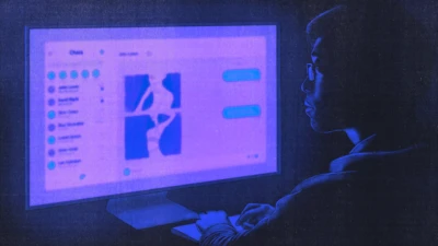 一名男子正在使用电脑与女性对话、使其传送性影像。