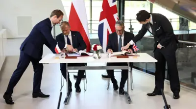 Premier Wielkiej Brytanii Keir Starmer oraz premier Polski Donald Tusk uczestniczą w ceremonii podpisania brytyjsko-polskiego traktatu o obronie i bezpieczeństwie w bunkrze Bitwy o Anglię w Uxbridge w Wielkiej Brytanii, 27 maja 2026 r. REUTERS/Jack Taylor/Pool
