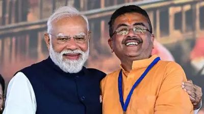 शुभेंदु अधिकारी ने प्रधानमंत्री नरेंद्र मोदी की मौजूदगी में शपथ ली