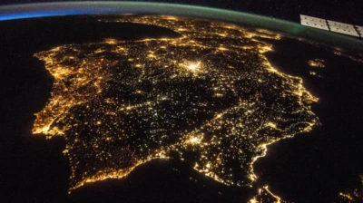 La Península Ibérica de noche desde el espacio.