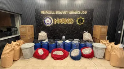 Operasyonla elde edilmiş birkaç çuval uyuşturucu madde.