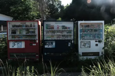 Máquinas de venda automática abandonadas em uma antiga zona de evacuação em Katsurao, província de Fukushima, Japão
