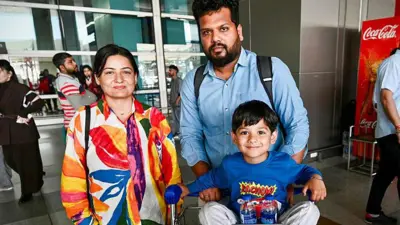 तीन मार्च को दुबई से दिल्ली पहुंचने वाले भारतीय नागरिक काफ़ी राहत में नज़र आ रहे हैं. नागरिक उड्डयन मंत्रालय के अनुसार 28 फरवरी से 11 मार्च तक खाड़ी देशों से कुल 1,50,457 लोग भारत पहुंचे हैं.