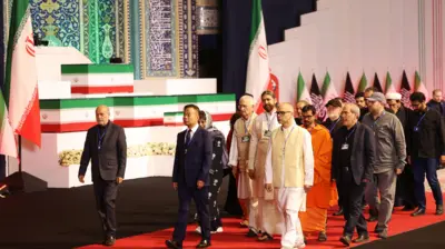 تابوت علی خامنهای، رهبر کشته شده ایران و شماری از اعضای خانواده او