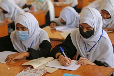 تصویری از دختران دانش‌آموز صنف‌های ابتدایی در مکتبی در جلال آباد