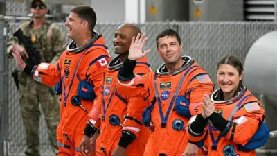 Astronautas chegam ao local de lançamento da missão Artemis 2 na Flórida