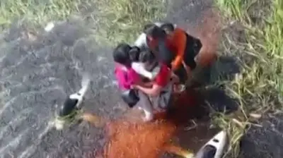 Sobreviventes ficam no topo do avião submerso em um pântano na Amazônia