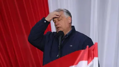 Прем'єр-міністр Угорщини Віктор Орбан на передвиборчому мітингу за два дні до парламентських виборів 10 квітня 2026 року в Секешефхехерварі, Угорщина. Він стоїть, втомлено примруживши очі та прикривши долонею чоло