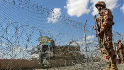 یک سرباز پاکستانی در حالی که سلاح بدست گرفته در نقطه مرزی دیده می‌شود. 