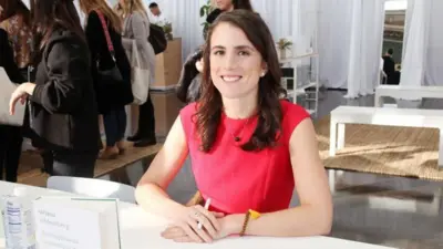 Tatiana Schlossberg sonríe en la presentación de uno de sus libros