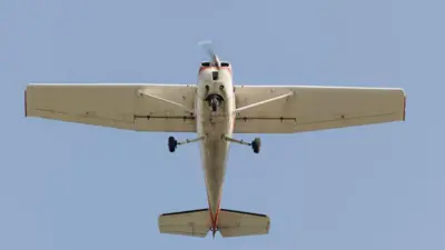 Самолет Cessna 150M в полете