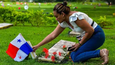 Una mujer en la tumba de un familiar fallecido durante la intervención de EE.UU. en Panamá en 1989.
