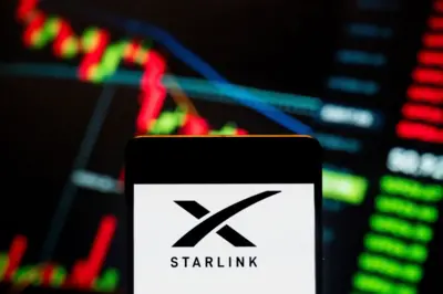 Logotipo da Starlink exibidopix bet casinoum smartphone com um gráficopix bet casinoíndice econômico da bolsapix bet casinovalores ao fundo.