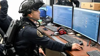 Policías frente a monitores de seguridad