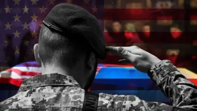 чоловік у формі на фоні американського прапора