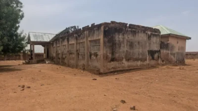 Ile iwosan alabọde ni Badawa ti atẹgun ti gbe orule apa kan rẹ lọ