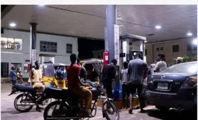 Awon eeyan ti won n ra epo nile epo kan, onimọto, onikẹkẹ Marwa , ọlọkada atawọn to gbe kẹẹgi wa