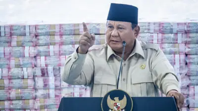 Presiden Prabowo Subianto memberikan sambutan pada kegiatan penyerahan denda administratif dan lahan kawasan hutan di Kejaksaan Agung, Jakarta, Rabu (13/5/2026). 