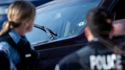 ਗੱਡੀ ਦੇ ਮੂਹਰਲੇ ਸ਼ੀਸ਼ੇ ਵਿੱਚ ਲੱਗੀ ਗੋਲ਼ੀ ਦਾ ਨਿਸ਼ਾਨ