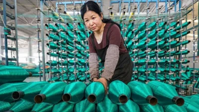 एक महिला धागों के साथ