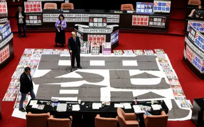 2025年3月28日，执政民进党立委柯建铭站在立法院一张写有“罢免”字样的海报上