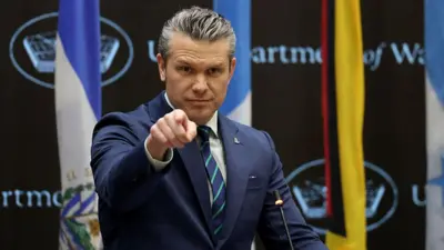 US Defence Secretary Pete Hegseth kürsüde konuşma yaparken