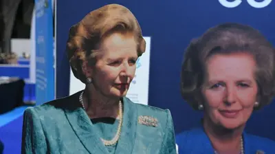 Картонная фигура Маргарет Тэтчер на фоне портрета Маргарет Тэтчер