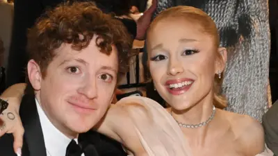 Ethan Slater i Ariana Grande na ceremonii rozdania 31. edycji Nagród Gildii Aktorów Ekranowych (znanych też jako SAG Awards i Actor Awards). Shrine Auditorium and Expo Hall, Los Angeles, Kalifornia. 23 lutego 2025 r.