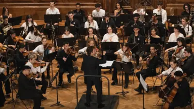 Jhony Santos se apresentando como violinista principal em Paris
