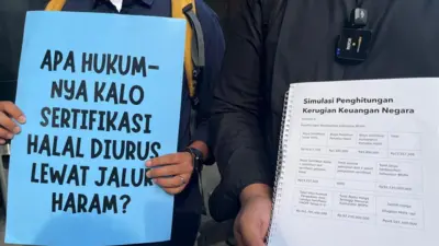Dua pegiat antikorupsi dari ICW melaporkan dugaan korupsi pengadaan jasa sertifikasi halal di BGN ke KPK, Kamis (07/05)