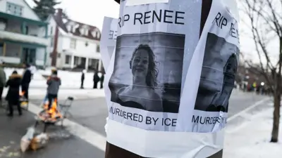 портреты Рене Гуд на столбе у места ее гибели