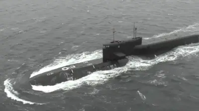 Submarino escuro semi-imerso na água