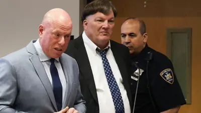 Rex Heuermann junto a su abogado en el tribunal.