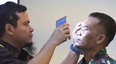 Dokter spesialis mata diminta majelis hakim memeriksa mata terdakwa untuk membandingkan dengan mata korban yang rusak karena air keras.