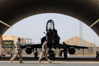 幻影 2000 停泊在尼日的法國基地。