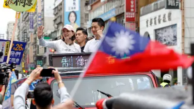“政治人物持股”网站揭露国民党籍立委颜宽恒为立法院“股王”、王鸿薇为“股后”。