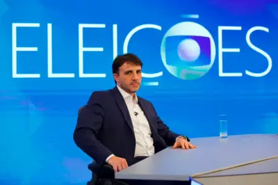 Renan Santos na bancada da Globo