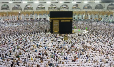 Les fidèles prient devant la Kaaba, l'édifice cubique de la Grande Mosquée de La Mecque.