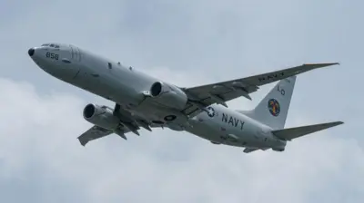 Boeing P-8 Poseidon da marinha americana durante o voo