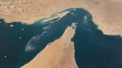 نمایی به سمت شمال که تنگه هرمز را نشان می‌دهد؛ این تنگه خلیج عمان را به خلیج فارس متصل می‌کند و در پس‌زمینه کوه‌های زاگرس و جزیره قشم ایران دیده می‌شوند، و در جلوی تصویر مناطقی از عمان، مسقط و امارات متحده عربی قرار دارند. این نما از مأموریت شاتل فضایی کلمبیا در ماموریت STS-52، از ۳۰ مهر تا ۱۰ آبان ۱۳۷۱ (۲۲ اکتبر تا ۱ نوامبر ۱۹۹۲) گرفته شده است.