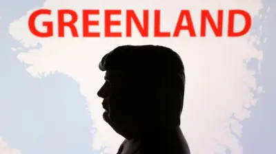 Профиль Трампа на фоне карты Гренландии