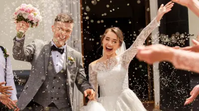 婚礼结束后，宾客们走到新郎和新娘身边，向他们抛洒五彩纸屑。