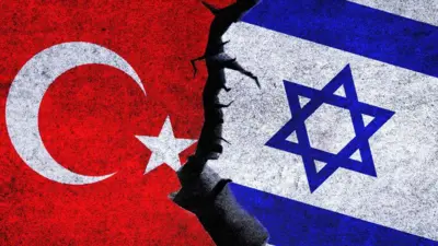 İsrail ve Türkiye bayrakları aralarında çatlak görünür şekilde bir araya getirilmiş. 