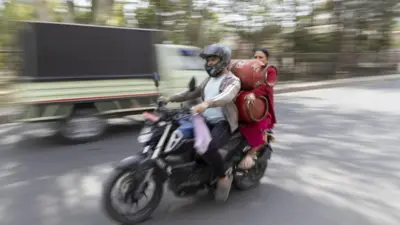 मोटरसाइकलमा ग्यास ओसार्दै 