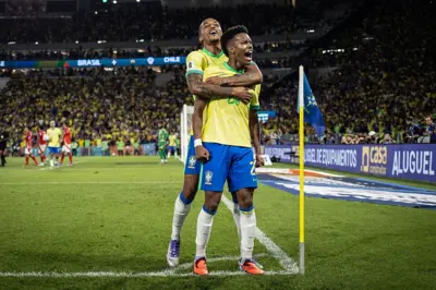 Estevão e João Pedro comemorando gol