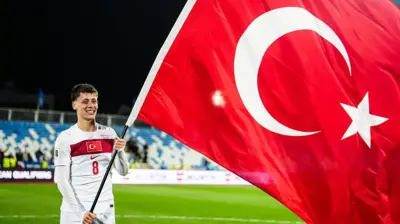 Arda Güler Kosova'da kupaya katılma başasını Türk bayrağı sallayarak kutluyor