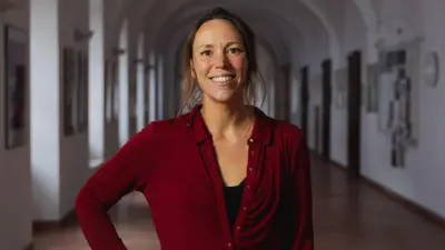 La neurocientífica Hannah Critchlow mira a la cámara y sonríe